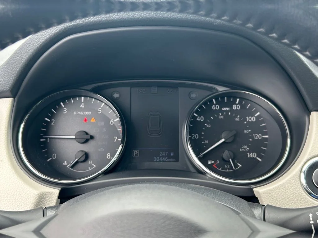 Used 2022 White Nissan SL image 17