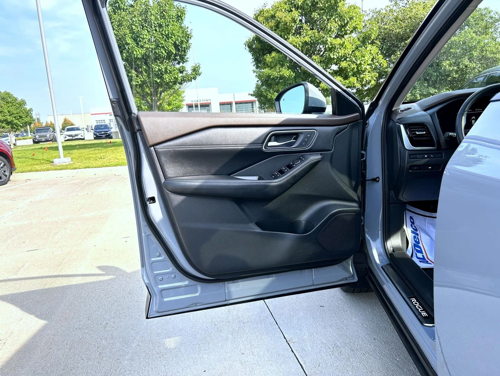 Used 2023 Gray Nissan Platinum image 9