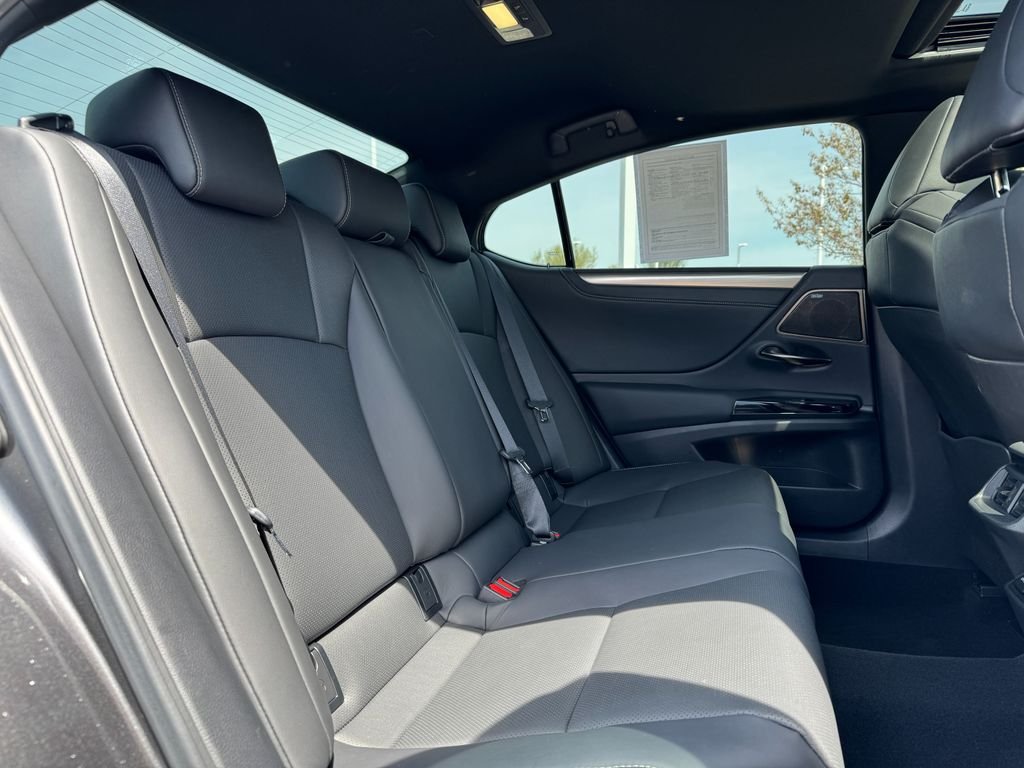 2025 Lexus ES - Photo 11
