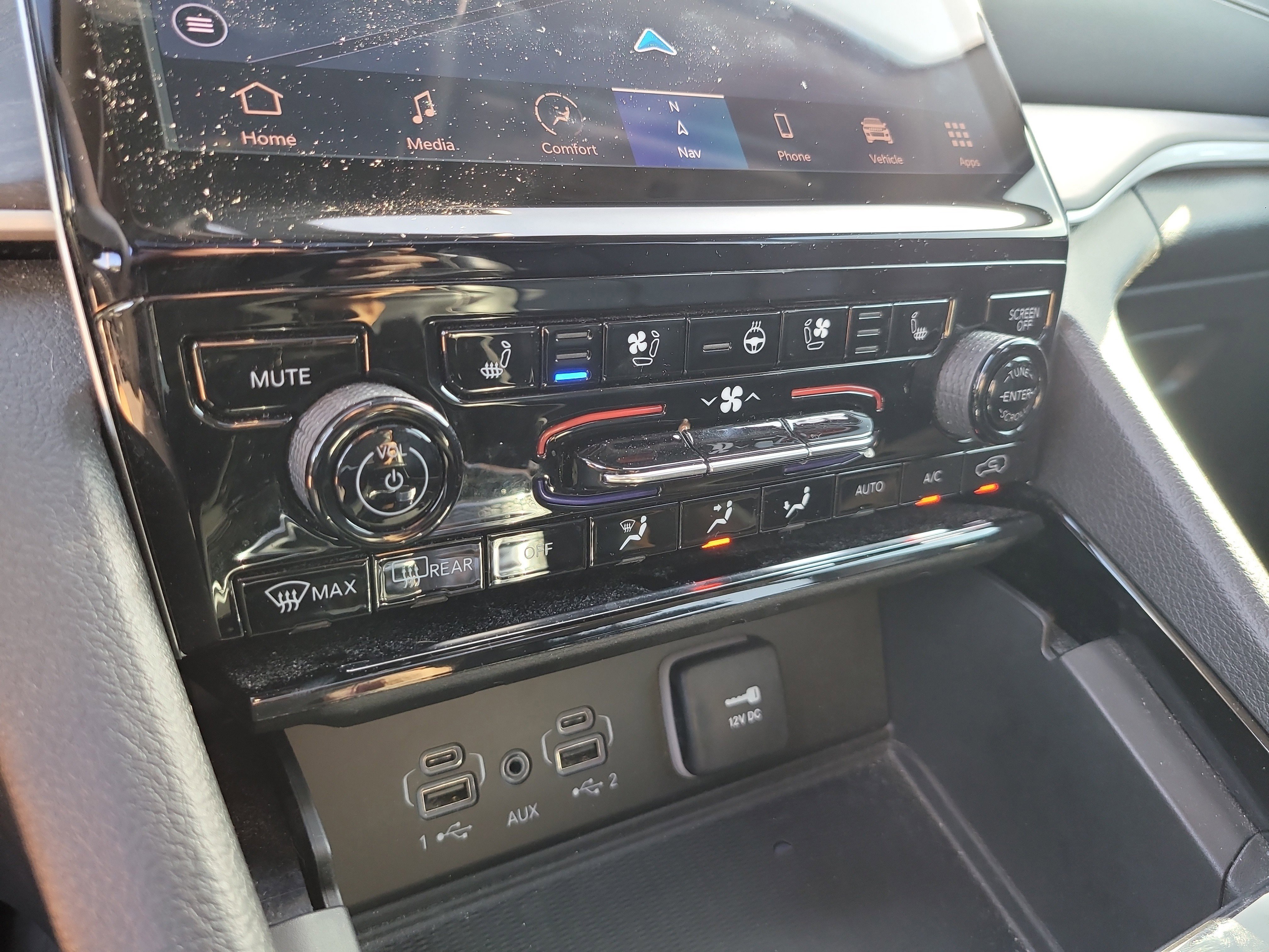 Used 2023 Diamond Black Crystal Pearlcoat Jeep Limited image 25