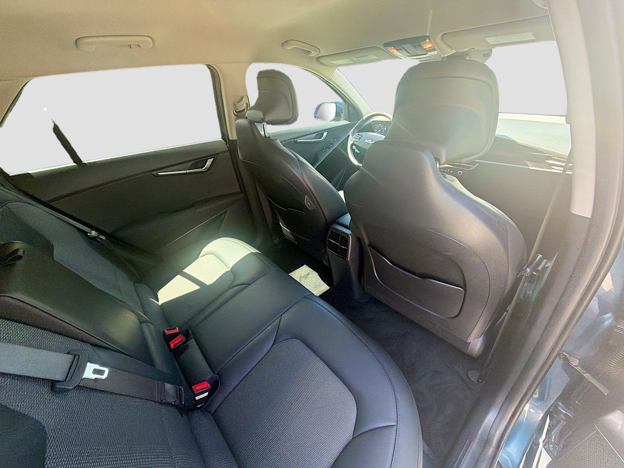Used 2024 Mineral Blue Kia Wind image 27