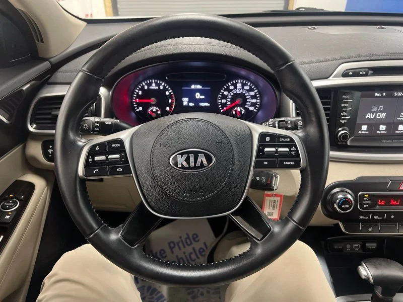 Used 2019 White Kia LX image 24