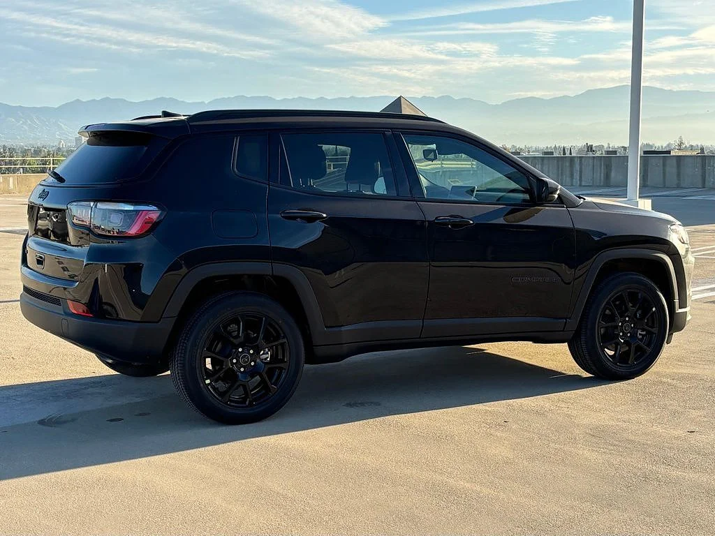 New 2026 Diamond Black Crystal Pearl Coat Jeep Latitude Altitude image 3