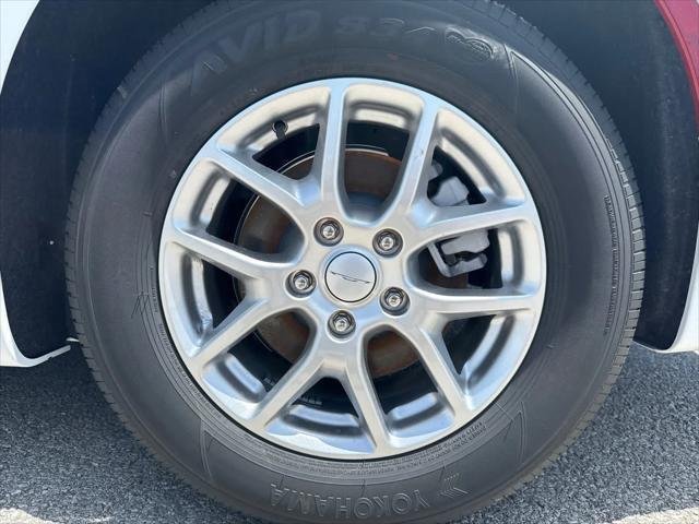 New 2027 Bright White Clear-Coat Paint Chrysler Select image 33