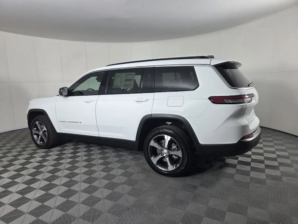New 2026 Bright White Clear-Coat Exterior Paint Jeep Limited image 7