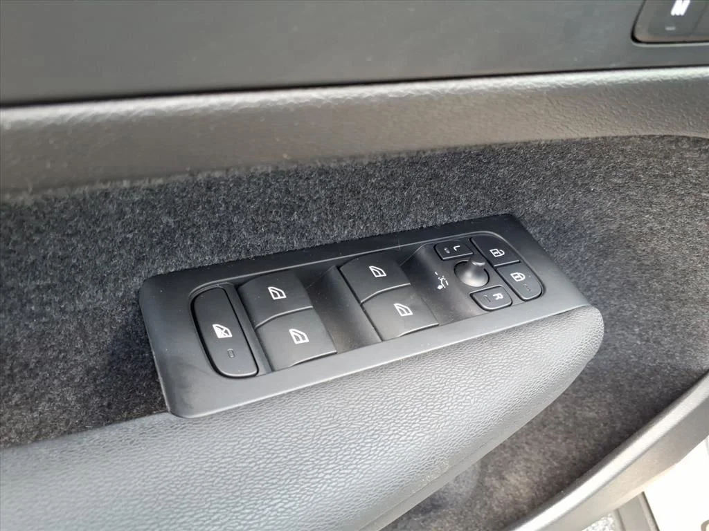 Used 2023  Volvo B5 Plus Bright Theme image 20
