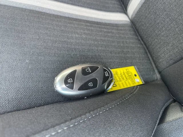 Used 2025 Silver Hyundai SEL image 30