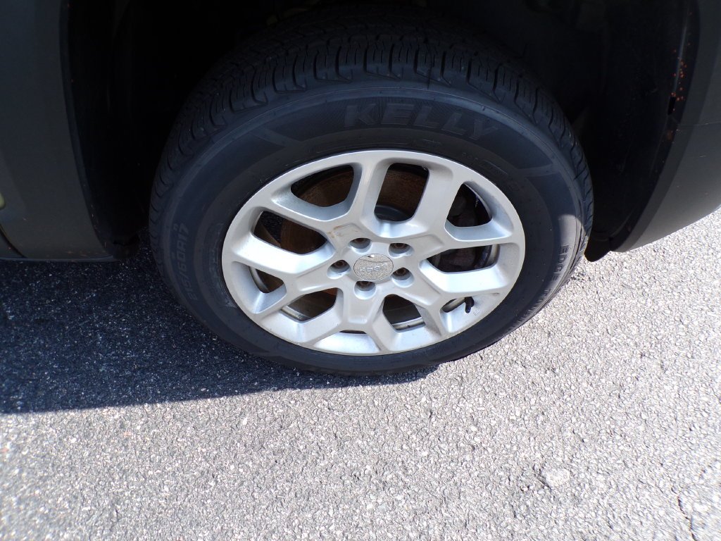 Used 2015 Green Jeep Latitude image 5