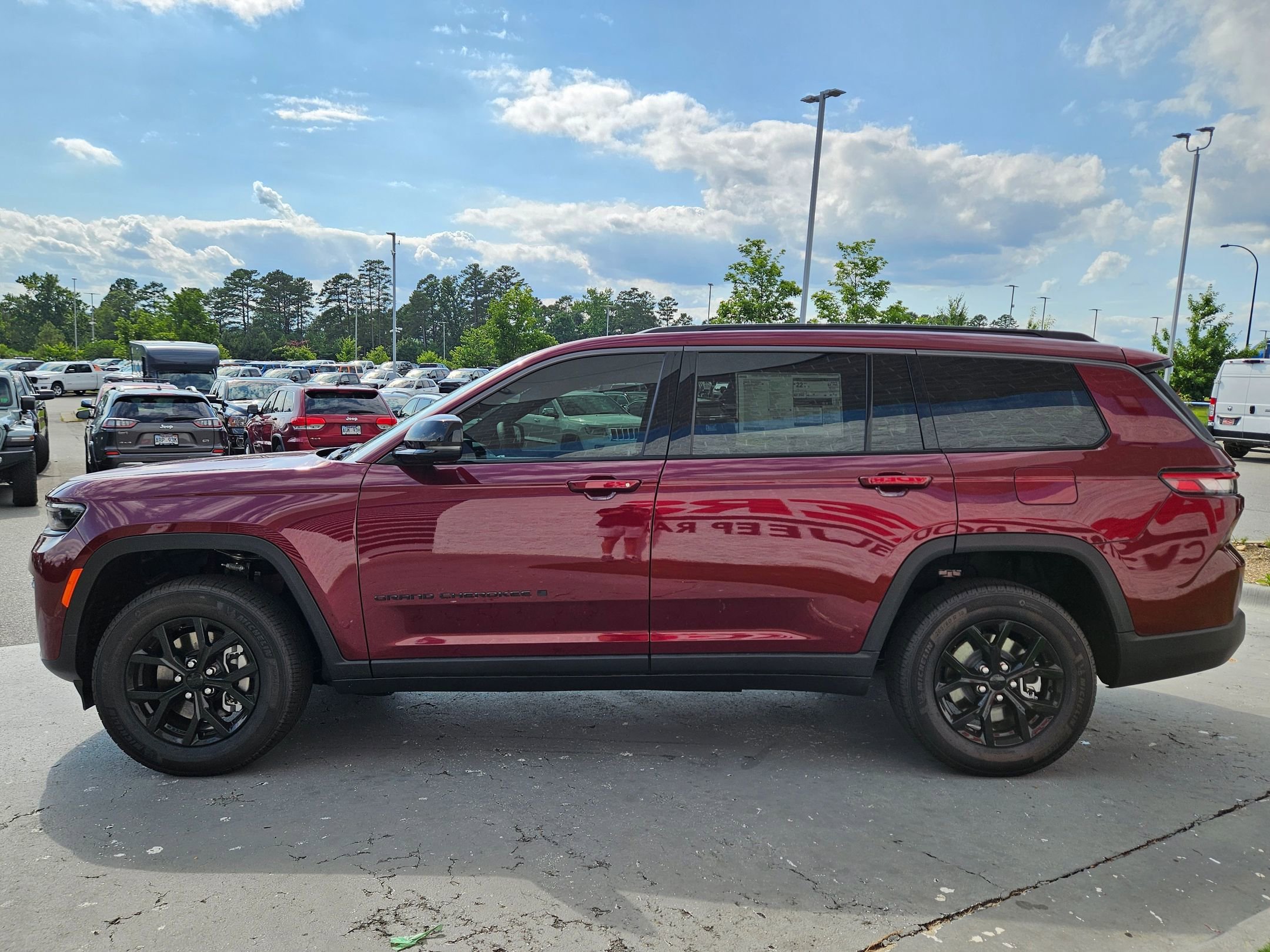 New 2026 Velvet Red Pearl-Coat Exterior Paint Jeep Laredo Altitude image 4
