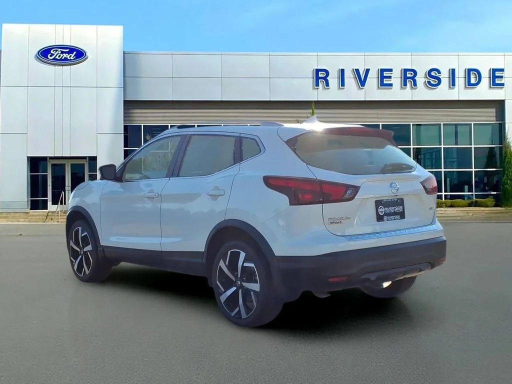 Used 2017 White Nissan SL image 5