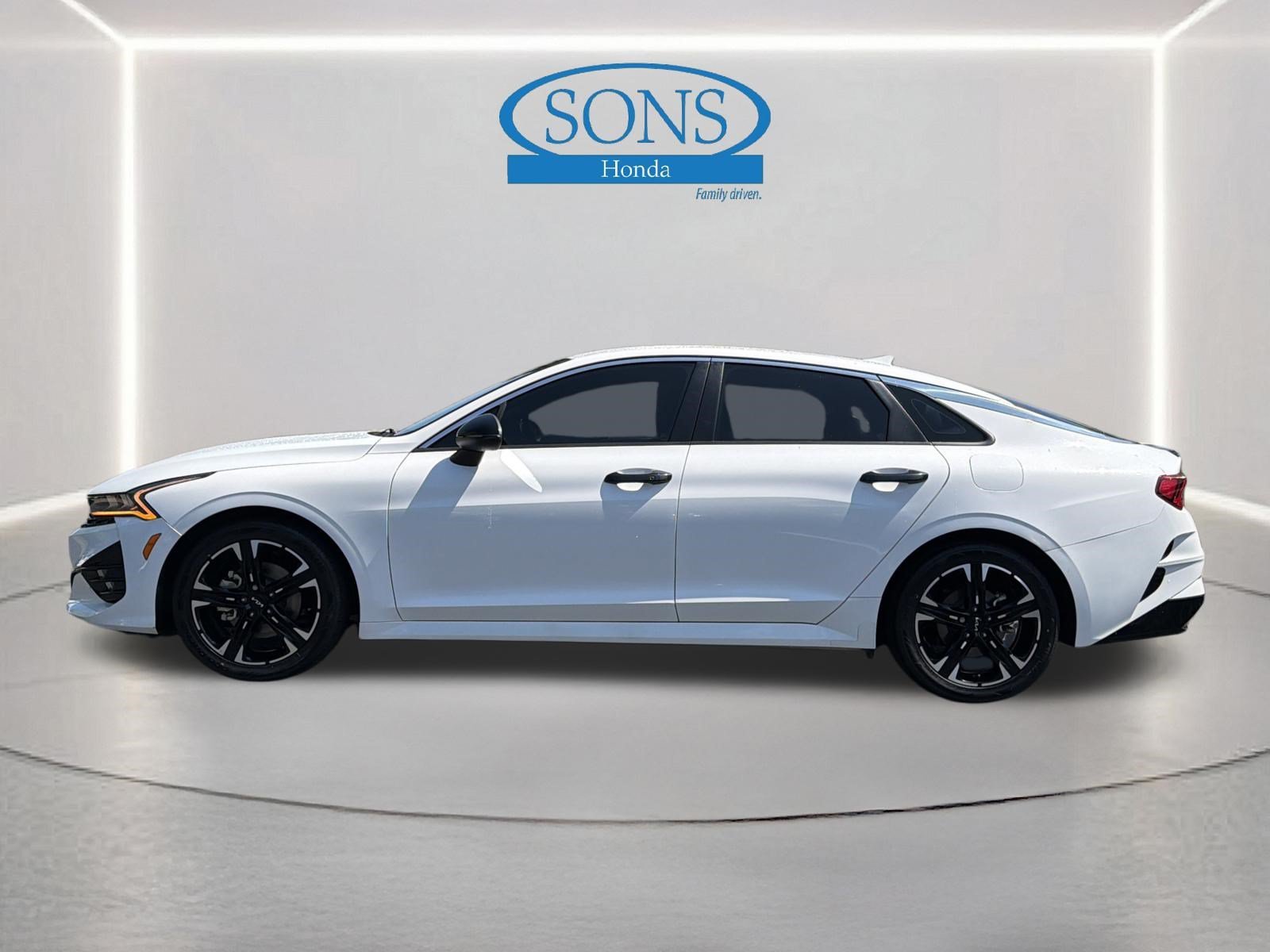 Used 2023 Glacial White Pearl Kia GT-Line image 23