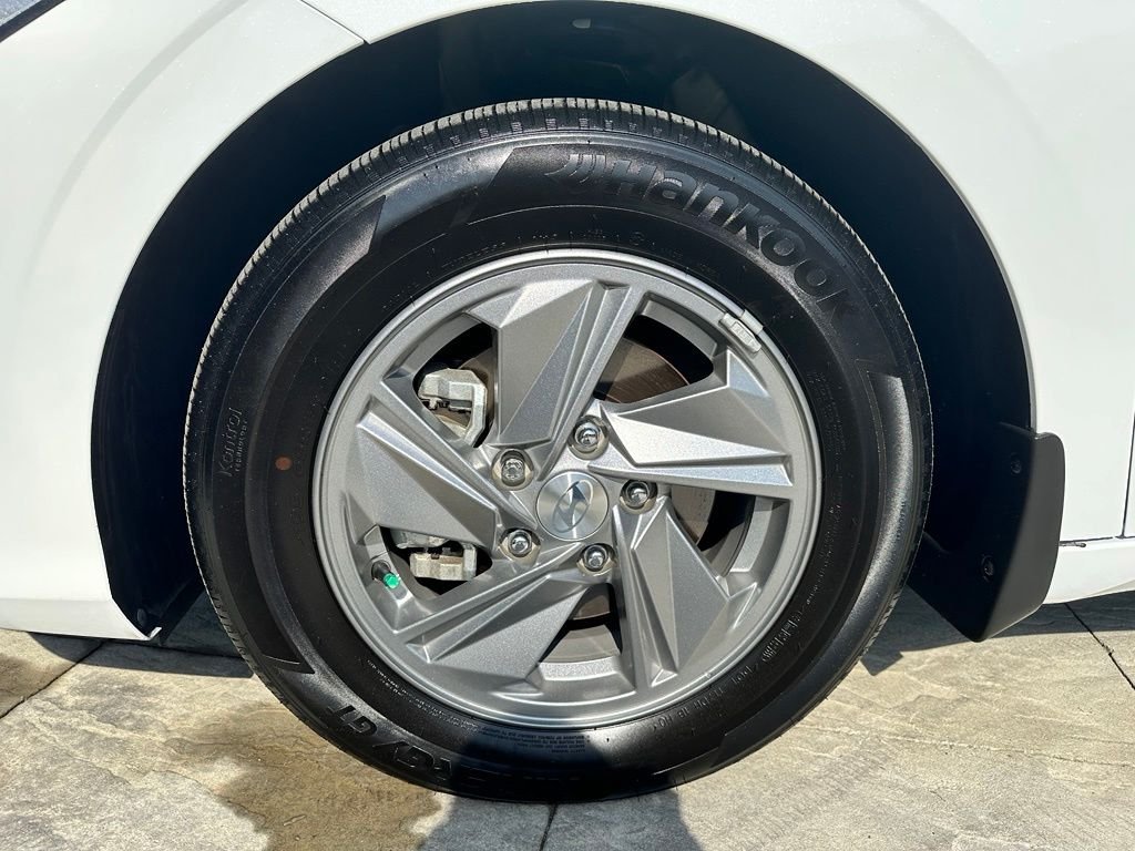 Used 2024 White Hyundai SE image 7