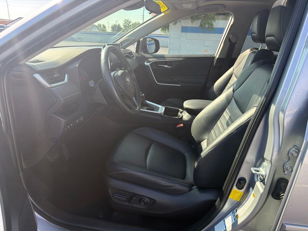 Used 2019 Silver Sky Metallic Toyota XLE Premium image 17