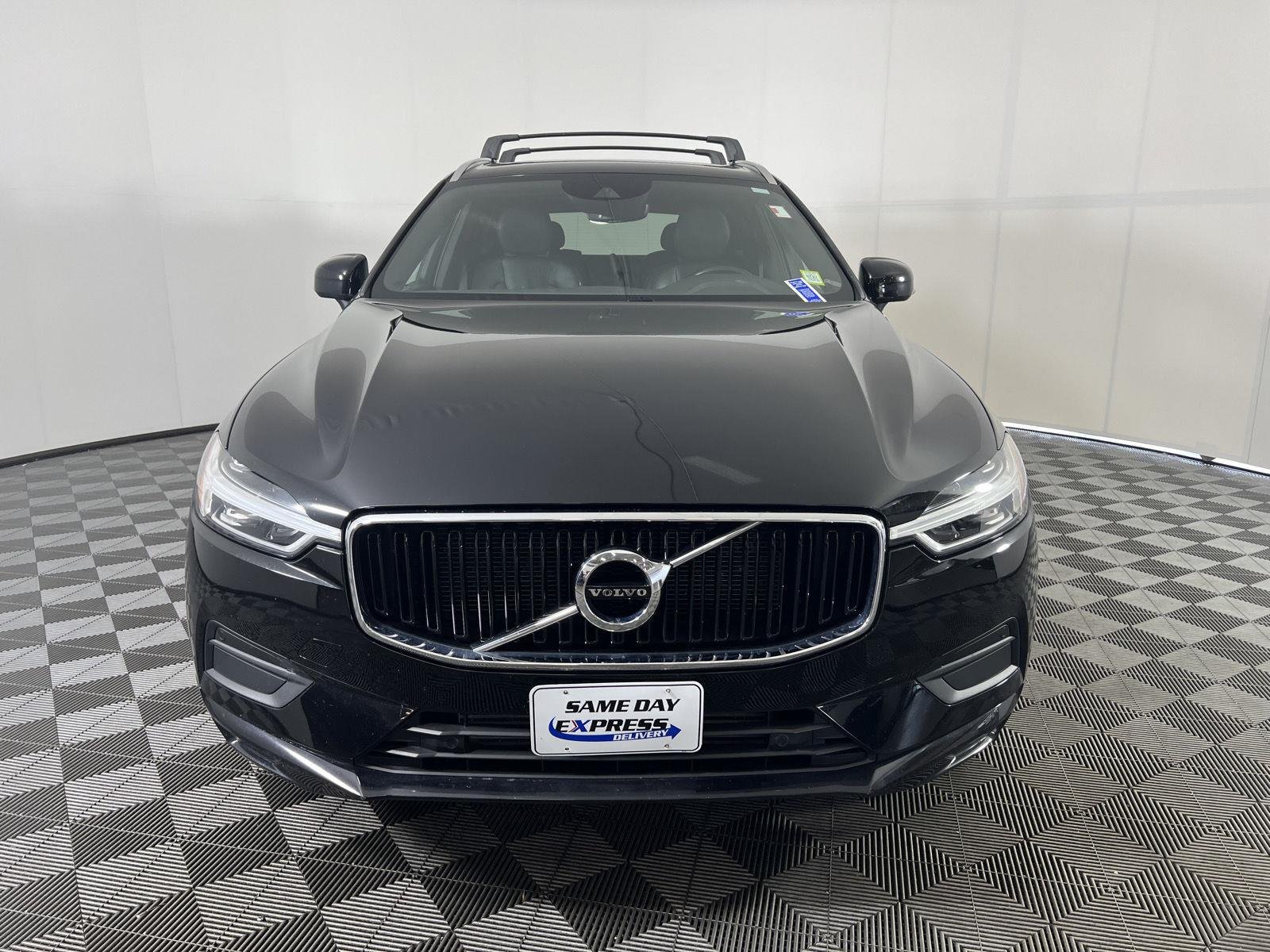 Used 2020 Onyx Black Metallic Volvo Momentum image 33