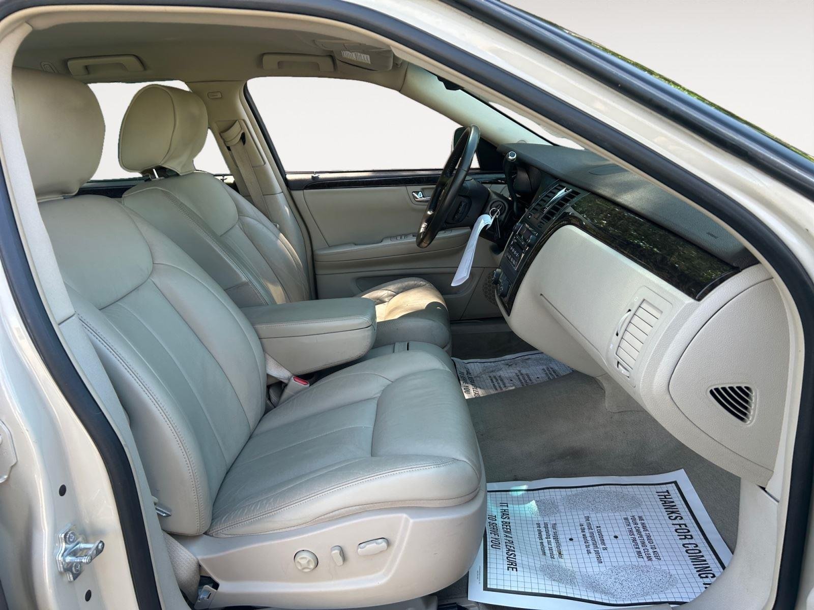 Used 2010 Vanilla Latte Cadillac w/1SA image 15