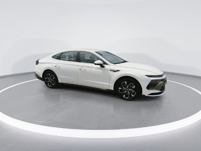 Used 2025 White Hyundai SEL image 9