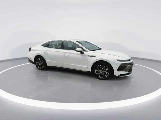 Used 2025 White Hyundai SEL image 9