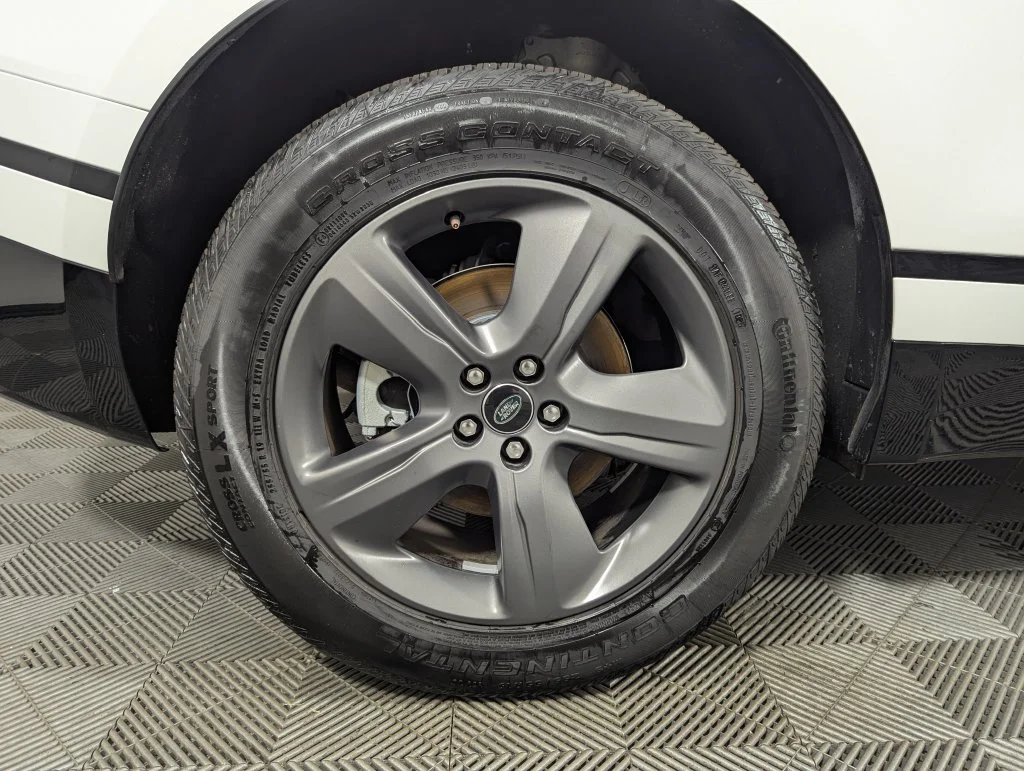 Used 2025 White Land Rover Dynamic SE image 28