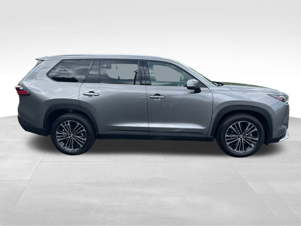 Certified Used 2025  Toyota MAX Platinum image 6
