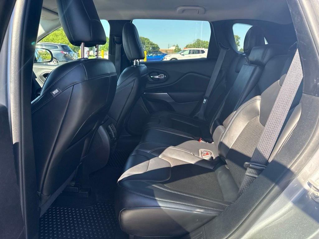 Used 2020 Silver Jeep Latitude Plus image 12