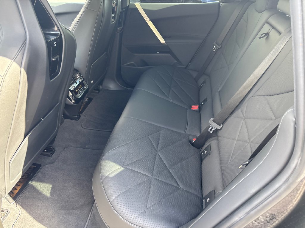 Used 2024 Gray BMW xDrive50 image 17