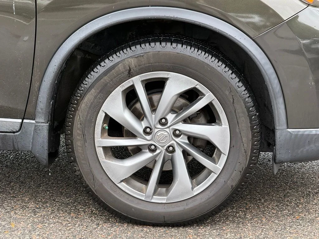 Used 2015 Black Nissan SL image 8