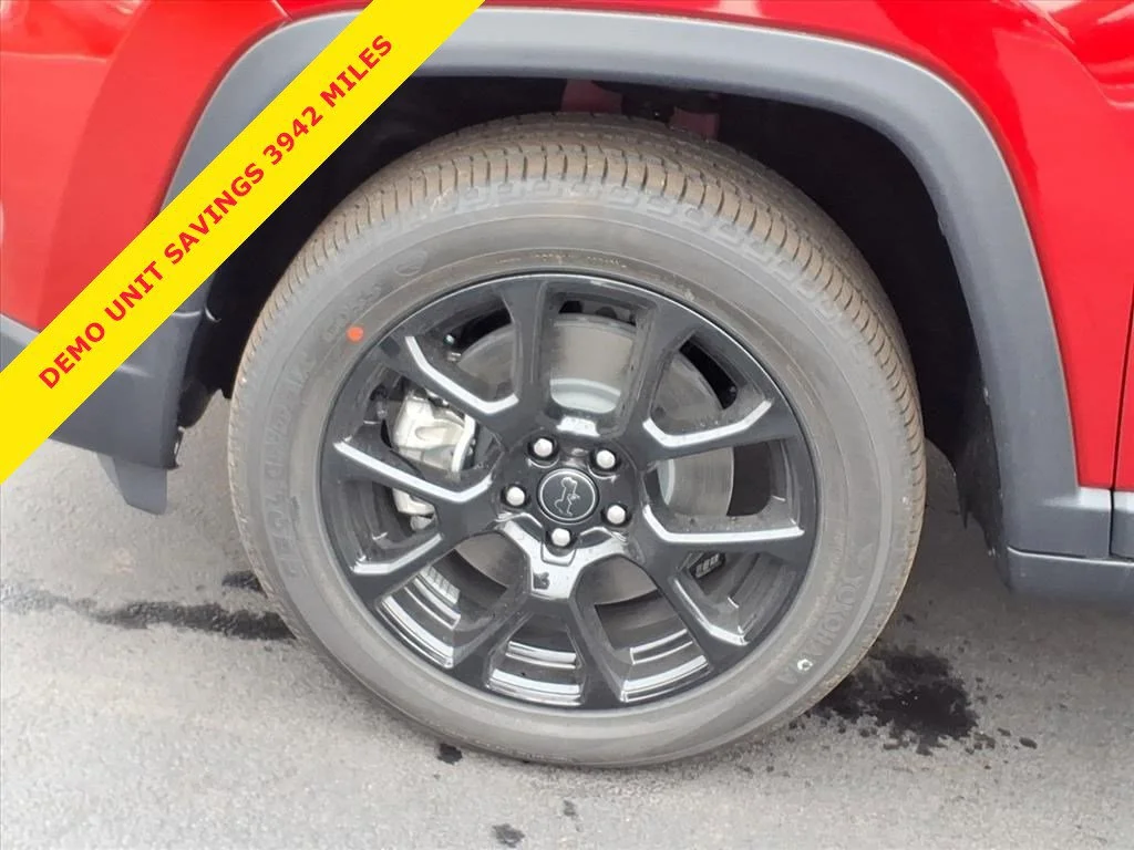 New 2026 Red Hot Pearl-Coat Exterior Paint Jeep Latitude image 20