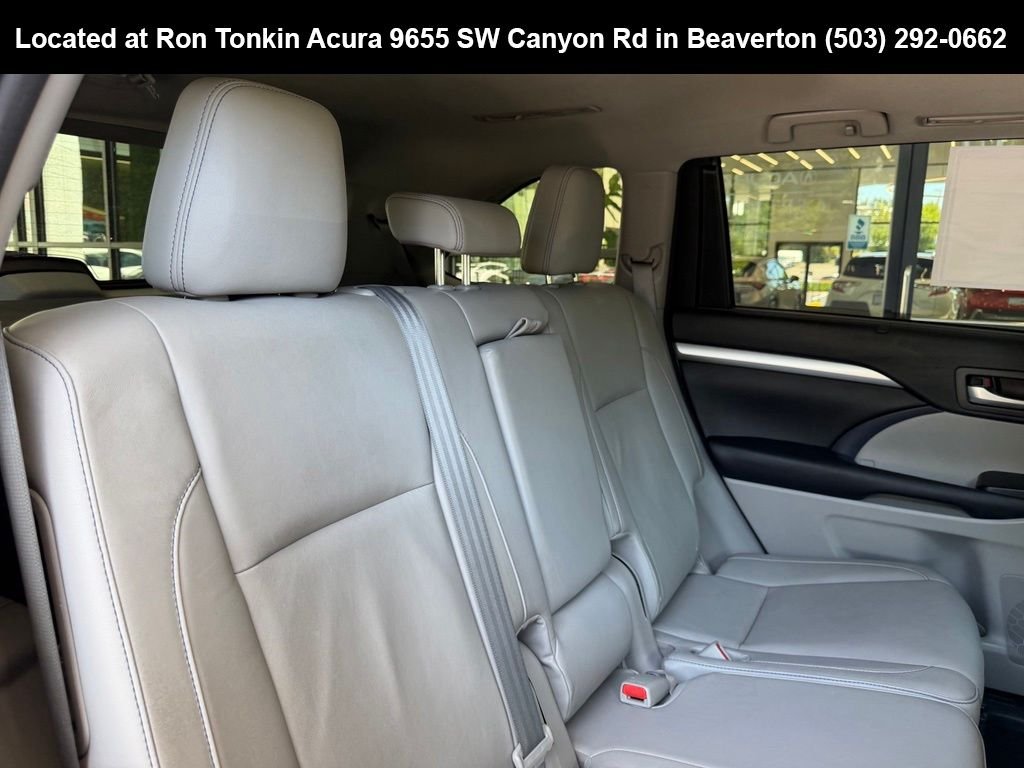 Used 2016 Blizzard Pearl Toyota XLE V6 image 28