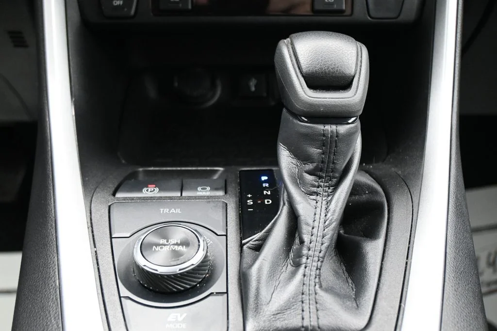 Used 2022 White Toyota XLE image 20