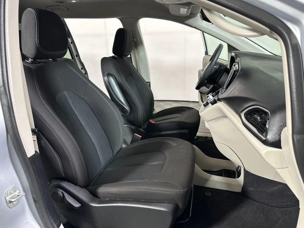 Used 2023 Silver Mist Clearcoat Chrysler LX image 23