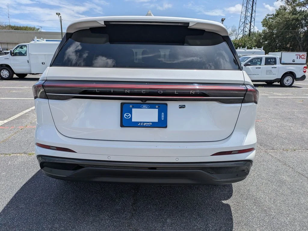 Used 2024 White Lincoln Premiere image 5