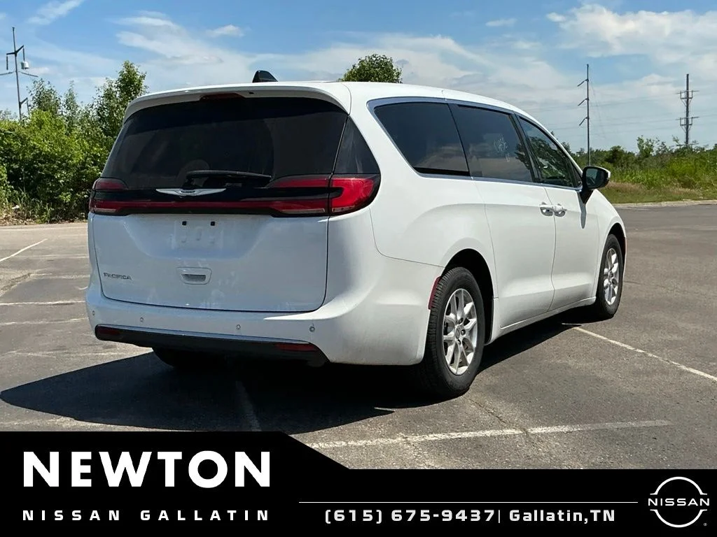 Used 2023 White Chrysler Touring L image 7