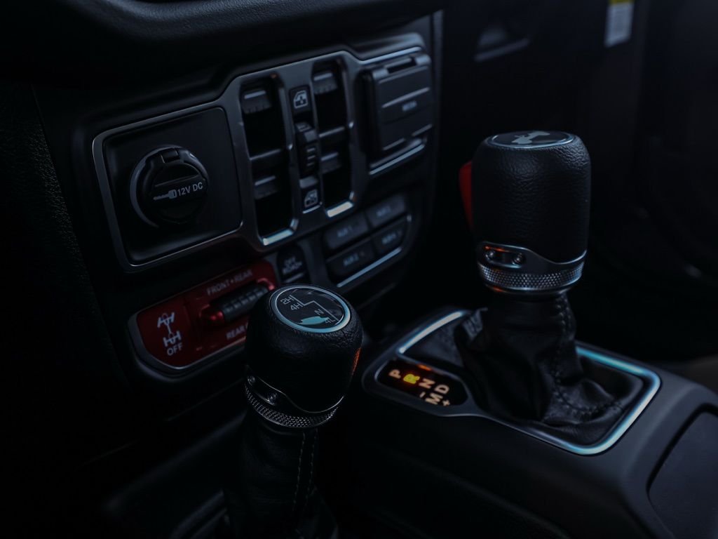 New 2026 Granite Crystal Metallic Clear-Coat Exterior Paint Jeep Rubicon image 30