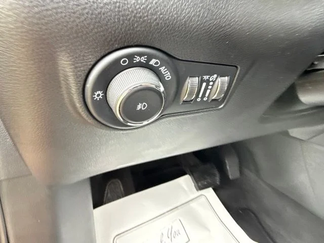 Used 2024  Jeep Latitude image 28