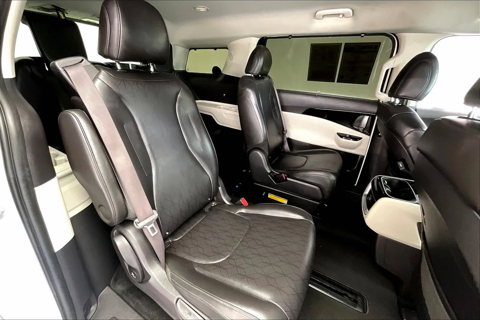 Used 2024 Snow White Pearl Kia EX image 19