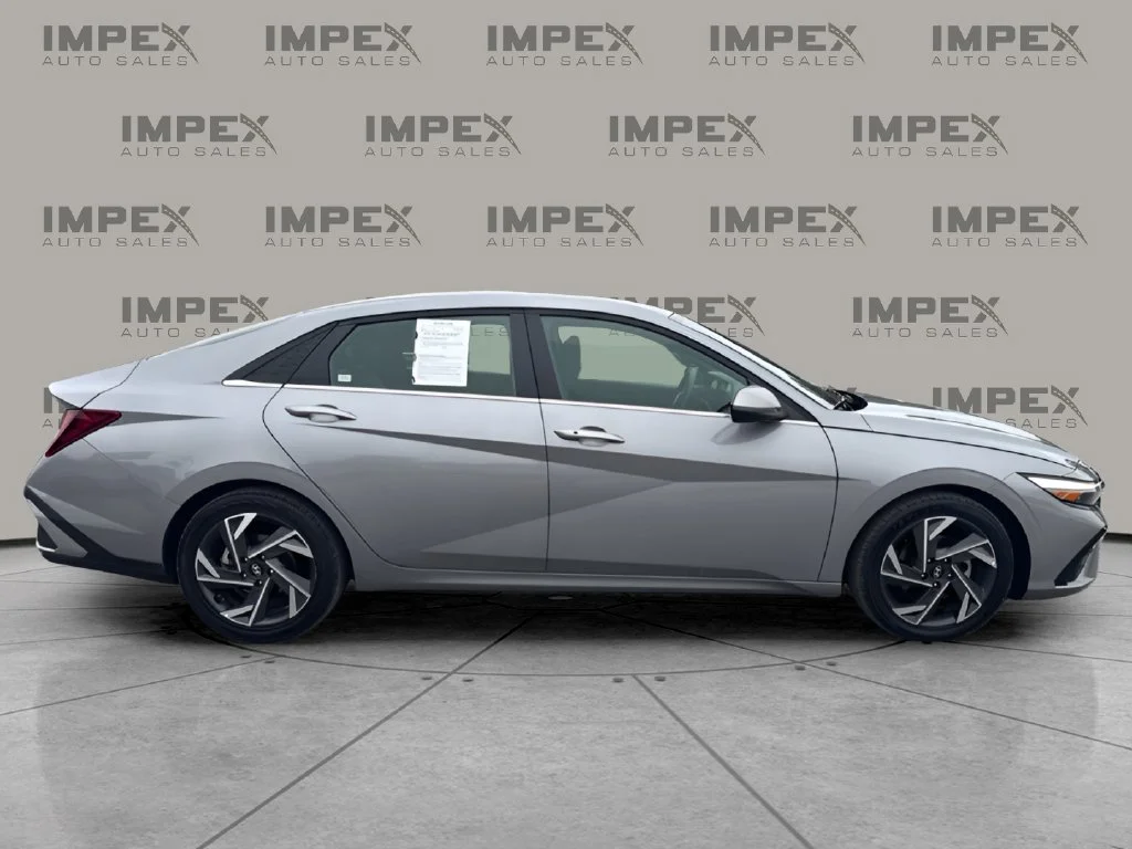 Used 2025 Silver Hyundai SEL Convenience image 6