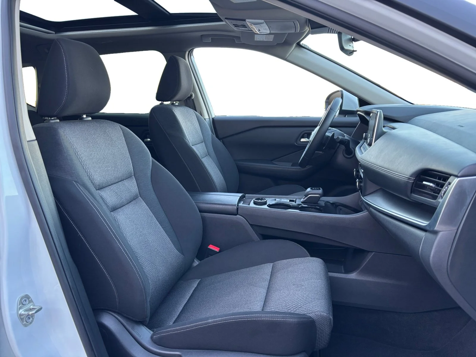 Used 2025 White Nissan SV Moonroof image 17