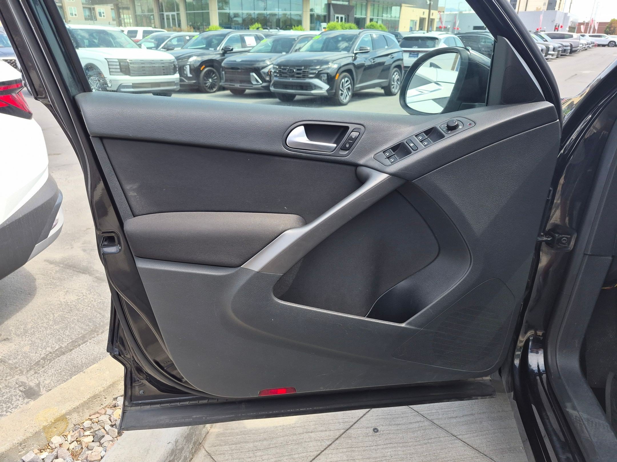 Used 2009 Black Volkswagen SE image 13