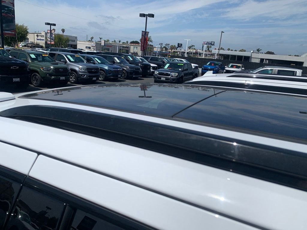 Used 2023 White Chevrolet Z71 image 9