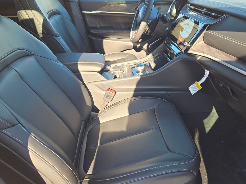 New 2026 Bright White Clear-Coat Exterior Paint Jeep Limited image 5