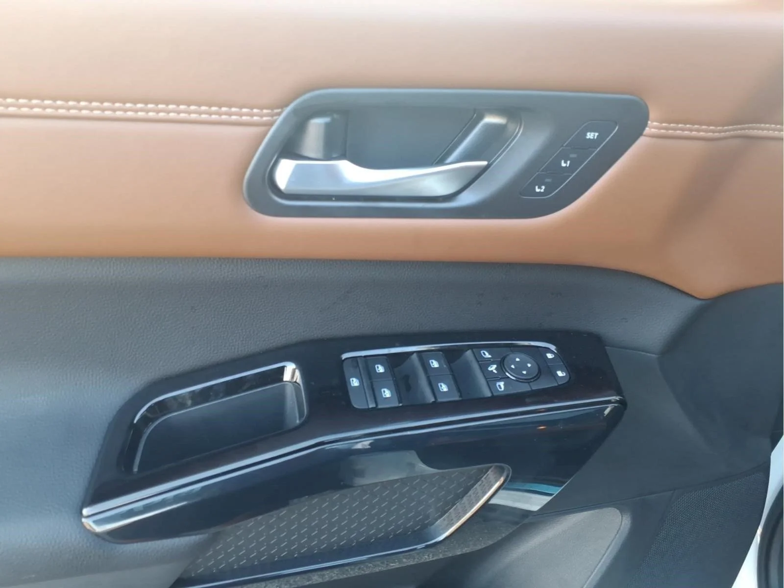 New 2026 Everest White Pearl TriCoat Nissan Platinum image 6