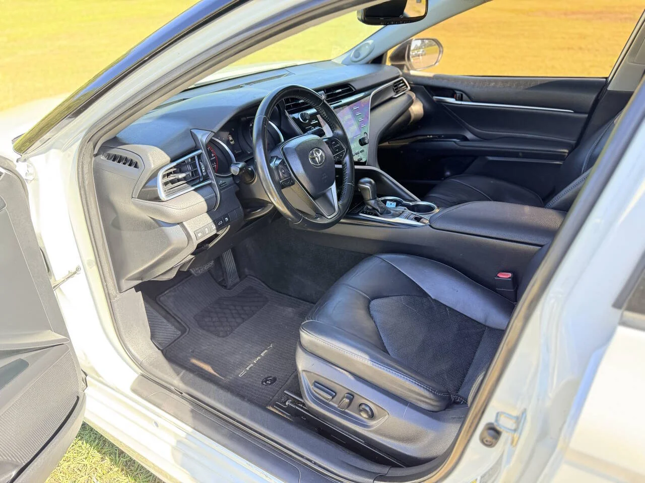 Used 2018 White Toyota XSE V6 4dr Sedan image 12