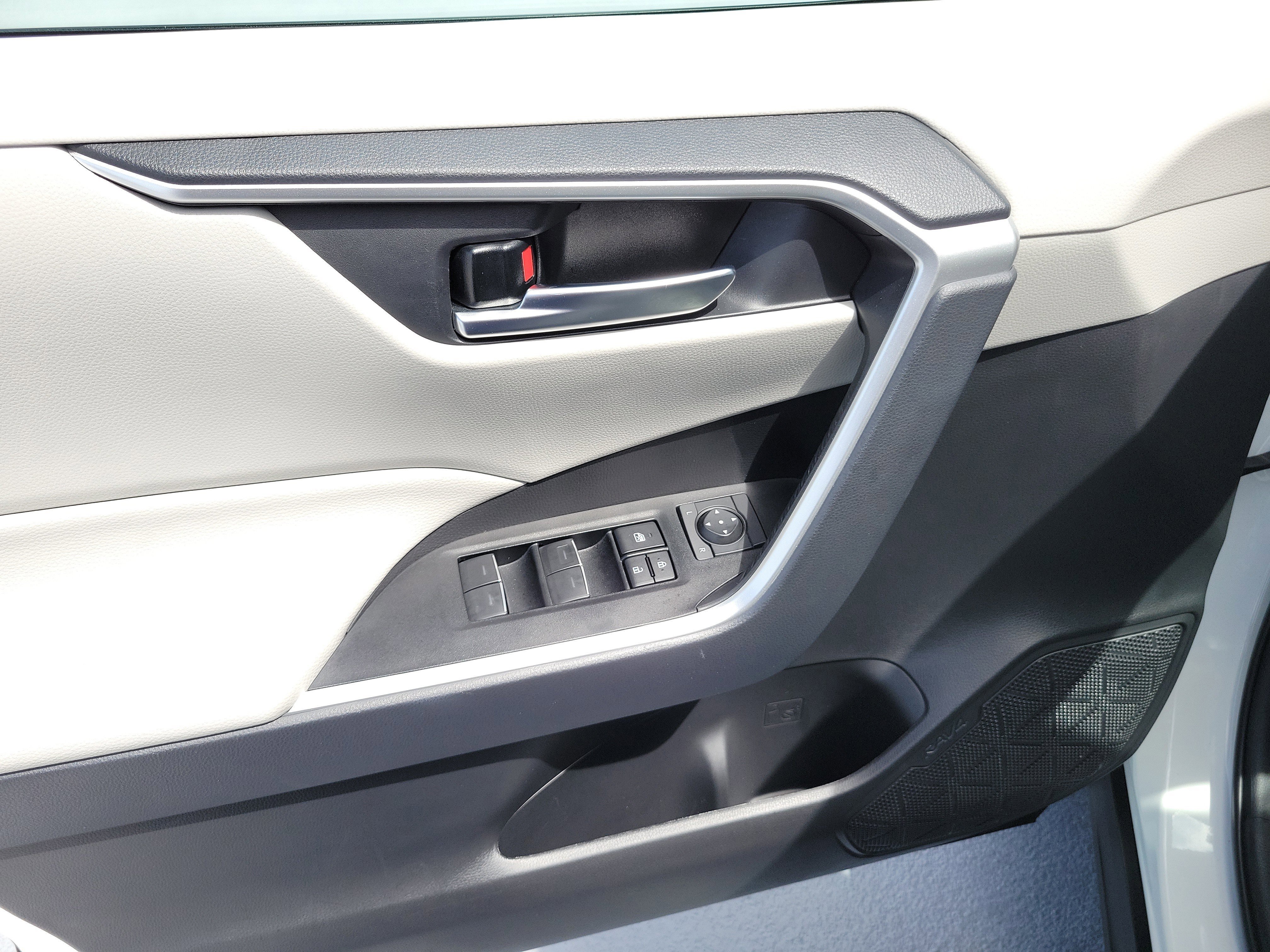Used 2025 Ice Toyota XLE image 21