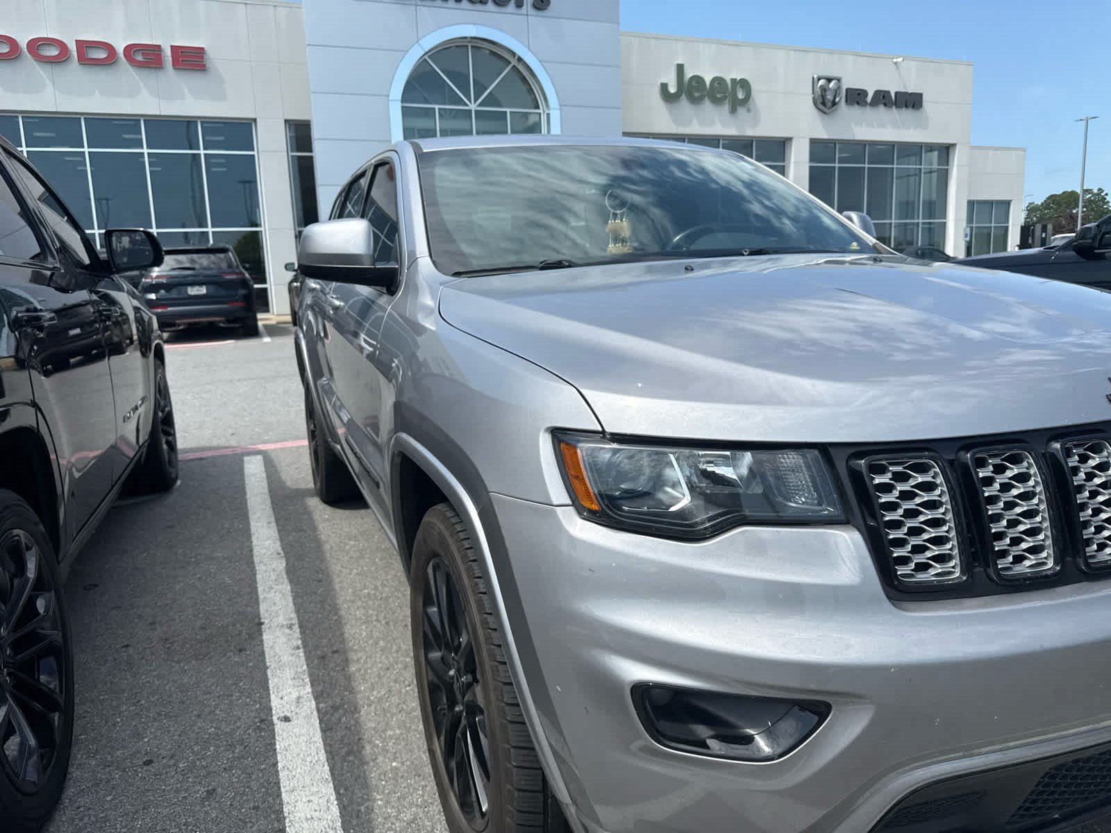 Used 2020 Billet Silver Metallic Clearcoat Jeep Altitude image 3