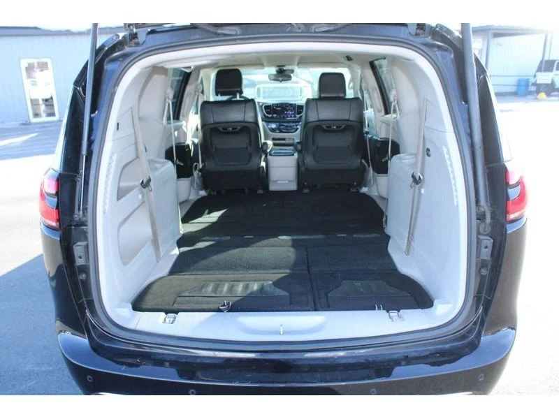 Used 2024  Chrysler Touring L image 7
