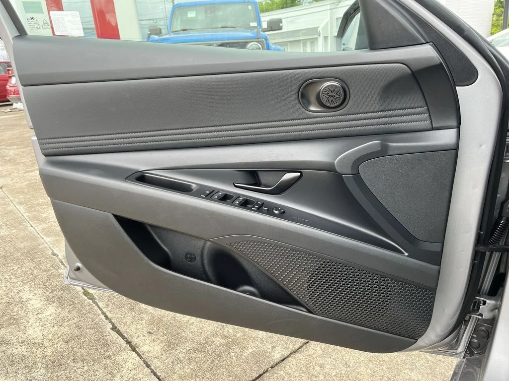 Used 2025 Silver Hyundai SEL Sport image 13
