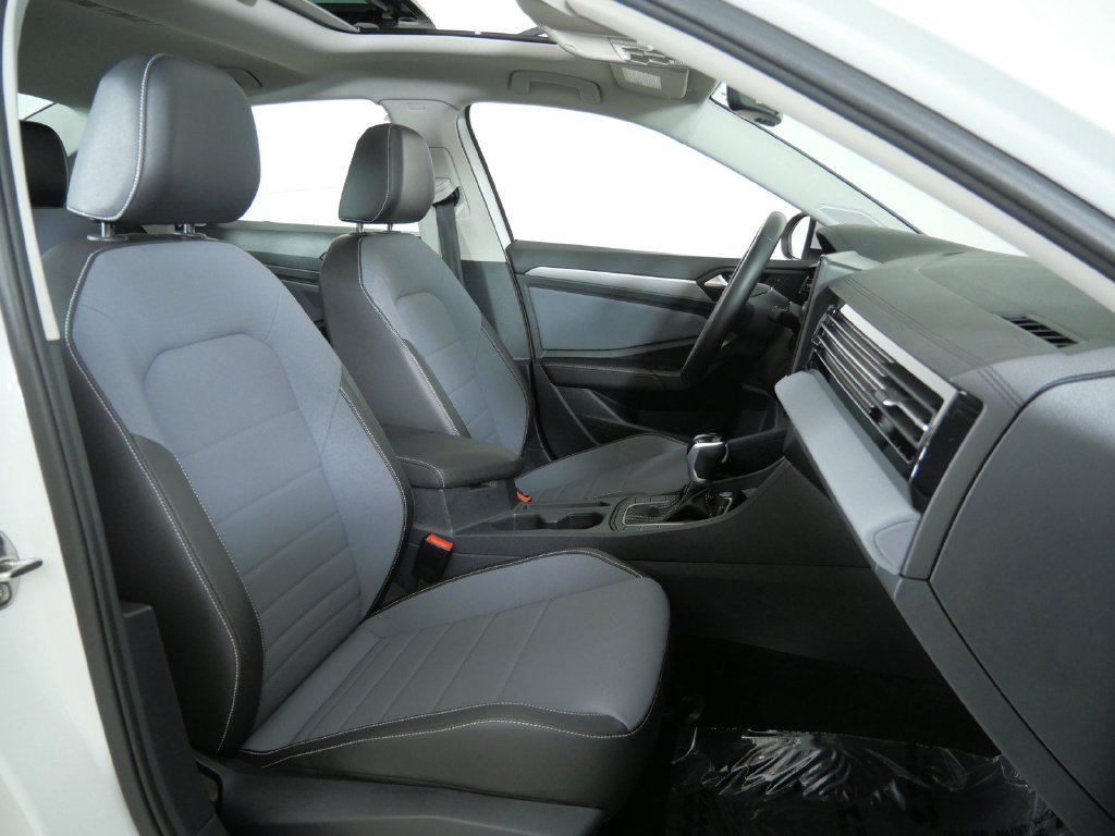 Used 2025 White Volkswagen 1.5T SE image 22