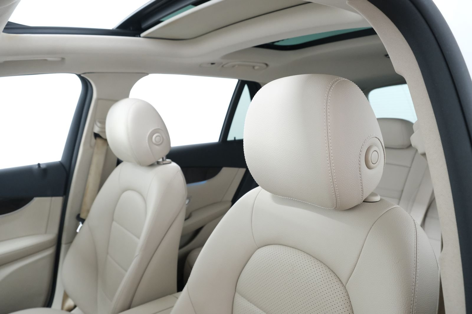 Used 2017 designo Diamond White Metallic Mercedes-Benz GLC 300 image 29