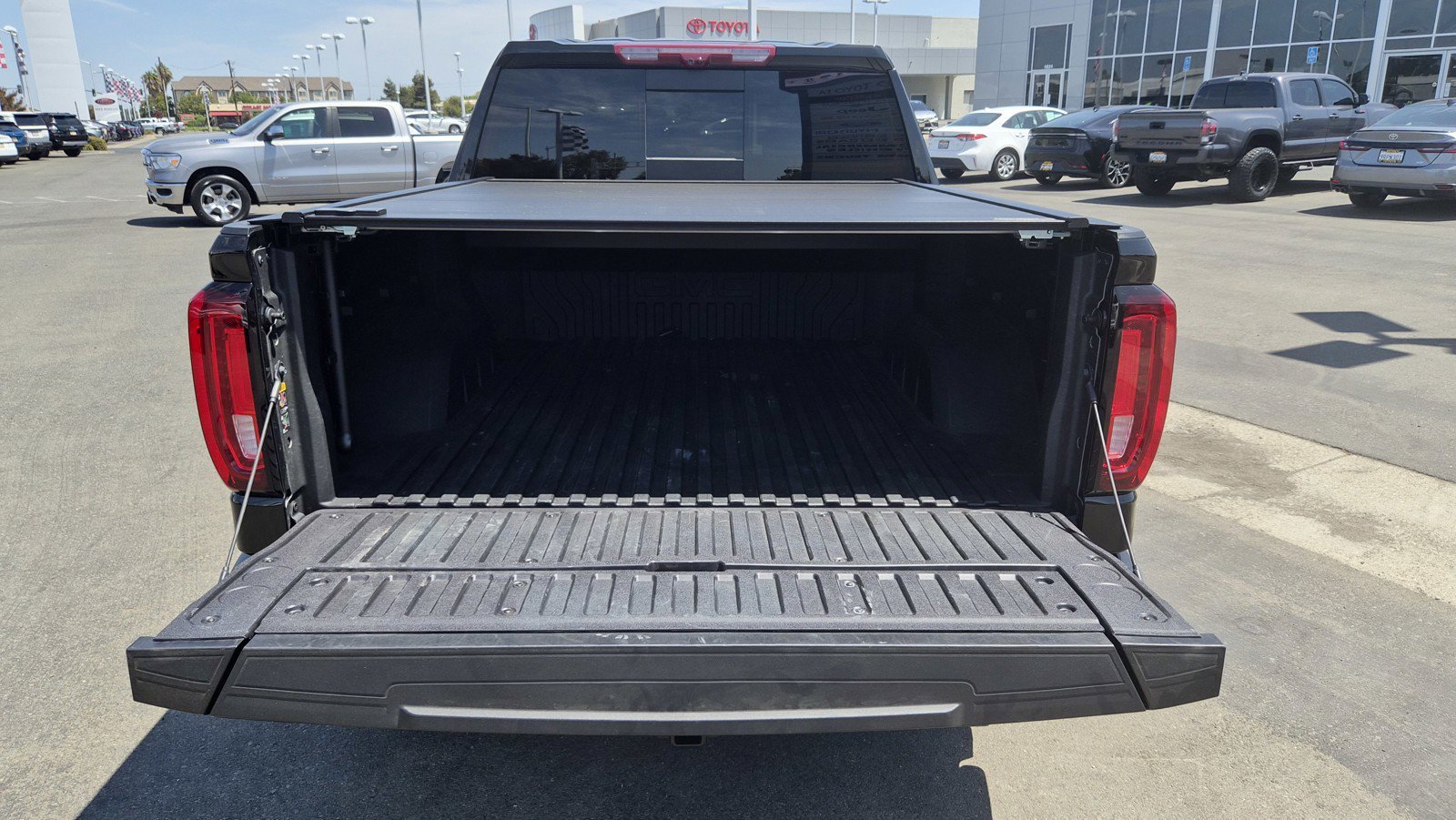Used 2025 Onyx Black GMC Denali Ultimate image 11