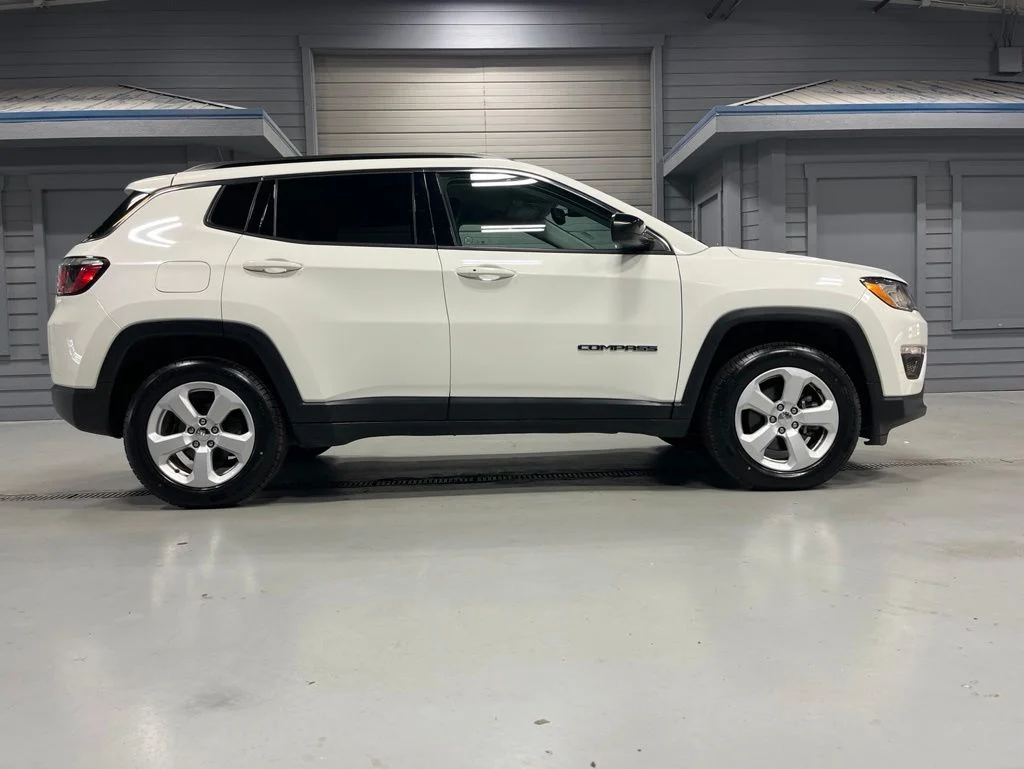 Used 2019 White Clearcoat Jeep Latitude image 7